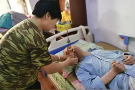 黄梅金：为照顾患病弟弟终生不嫁图片