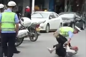 潮州交警回应将老人按倒：拒不配合执法，依法采取强制手段视频封面