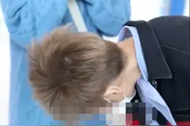 宁静机场摸粉丝丝袜是怎么回事？宁静为何对光腿神器这么好奇？图片
