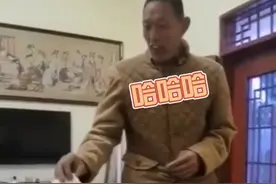 51岁儿子每天向83岁妈妈交工资，每次交钱都哈哈大笑图片