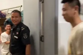 这是一次有味道的救援！男子脚指头上套锁头求助消防员：“你洗脚了吗”图片