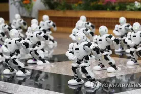 科技带来视觉盛宴！韩地方政府大楼上演机器人舞蹈图片