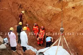 玉林一工地发生泥土坍塌，2人被埋殒命图片