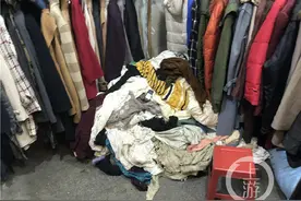 重庆老居民楼变身二手衣市场走红？记者探店：来源不明 多数衣物无标图片