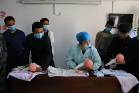 准爸爸戴上十几斤重的“孕肚”，体验一把妻子的“不容易”！图片