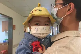 3岁女孩患白血病，爸爸穿玩偶服发传单筹款：因女儿喜欢熊大图片