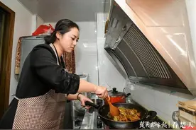 父亲患病去世母亲病重住院，为让12岁的小女孩吃上一口热饭，60位陌生妈妈接力做爱心晚餐图片
