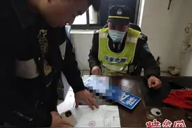 疑因停车挡道 车辆后车牌被掰掉丢弃花坛图片