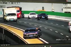吓人！小车五连翻后坠落高架桥 因豪车车主用千斤顶做警示牌？交警辟谣！事故致5人受伤图片