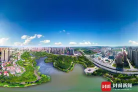 受到中央文明委表彰！四川自贡市委书记范波在京领取全国文明城市奖牌图片