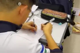学霸同时左右手写两段不同的材料，网友：绝对是个双核CPU图片
