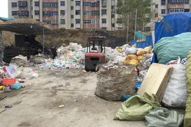郑州闹市区里，怎么冒出来个废品收购站？图片