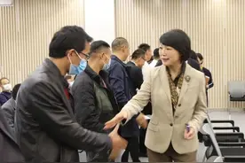 崇明区举行“向脱贫攻坚一线建设者致敬”报告会图片
