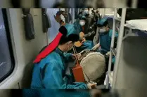 雪中 延误的列车上响起悠扬的马头琴声视频封面
