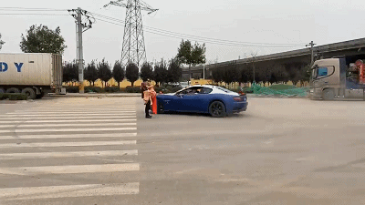 “玛莎拉蒂婚车绕新人漂移”续：车是借的，司机被拘15天图片