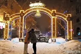 与冰雪浪漫有约 重庆情侣雪中拥吻图片