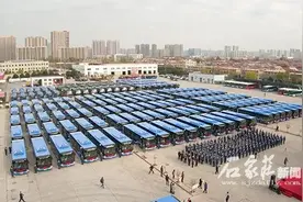 加热扶手杆、乘客阅读灯、空气净化器…… 石家庄 238部“新能源公交车”上线图片