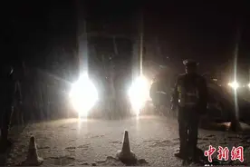 河南三门峡境内突降大雪 高速路警联动除雪保通图片
