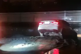 合肥：雨夜汽车陷泥坑 驾驶员死死地踩住刹车直到消防员到来图片