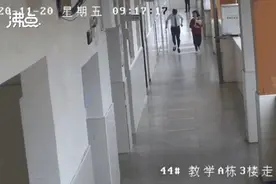 “轻伤不下讲台”！这个老师“猴急”的样子火了图片