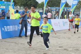 “奔跑海南”琼海站开跑 1500余跑友万泉河边竞速图片