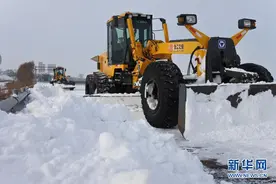 黑龙江牡丹江：全力清雪保畅通图片