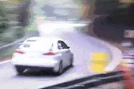 惊！厦门高速男子飙车198km/h，开出动车速度图片