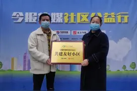 今报传媒社区公益行继续发力，深入郑州市40个小区送温暖图片