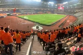 武汉球迷乘“专列”奔赴苏州，2000球迷今晚为卓尔助阵图片