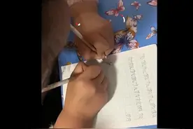 7岁女孩双手同时写字，字迹工整没有刻意训练，网友：这下不怕作业多了图片