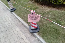 天降水泥片差一步砸到一对母子！长沙一小区楼栋“高空坠物”持续近3月，开发商却这样说图片