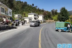 罗甸一摩托车违规掉头被撞飞 引出司机“无证”案底图片