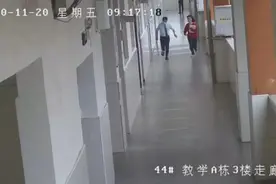 “轻伤不下讲台”！这个老师“猴急”的样子火了图片