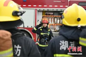 既爱武装又爱红装“90后”女消防员变装视频走红图片