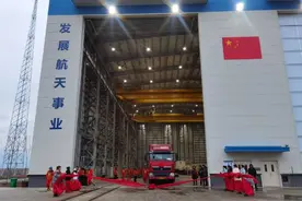 东方航天港总装首发火箭出厂 将运至西昌卫星发射基地执行发射任务图片