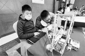 第36届兰州青少年科技创新大赛终评答辩 220名学生携带112项成果现场比拼图片