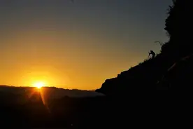 起床比日出早 登山比太阳高图片