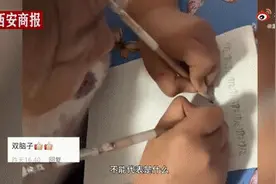 7岁女孩两手同时写字！评论区沸腾了图片