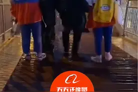 两名在雨中为老人撑伞的厦门女生，被我们找到了图片