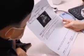 萌娃医院看病拿着B超单发愁，一句话逗乐医生：我怀孕了吗？图片