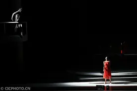 江苏南通：渐冻症题材舞剧《冰语》上演图片