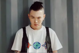 还记得《中国好声音》的张玮吗？他在这部剧里跑龙套？图片