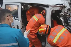 重庆武隆一面包车追尾货车，消防救出2人其中驾驶员不幸死亡图片