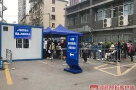 戴手铐的人和普通市民一起排队采样？南宁二医院回应来了图片