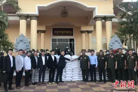 柬埔寨皇家警卫队司令赞在柬粤商救济受众民众图片