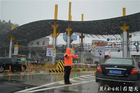 湖北多地迎来今冬初雪，各方守护高速公路平安出行图片