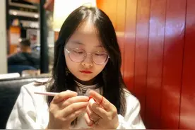 淇滨区90后女孩儿李晓彤：巧手钩织创业梦图片