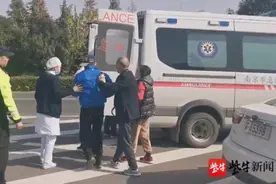 男子乘公交突发疾病 警车与公交车接力救援图片