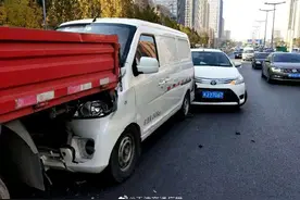 天津 发生四车追尾，三车车损严重图片