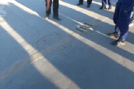 学员正在学车，地下突然传来求救声……图片